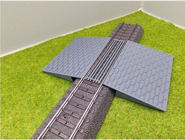 Braunes H0-Gleis grauer BahnĂĽbergang Pflasterstein-Optik