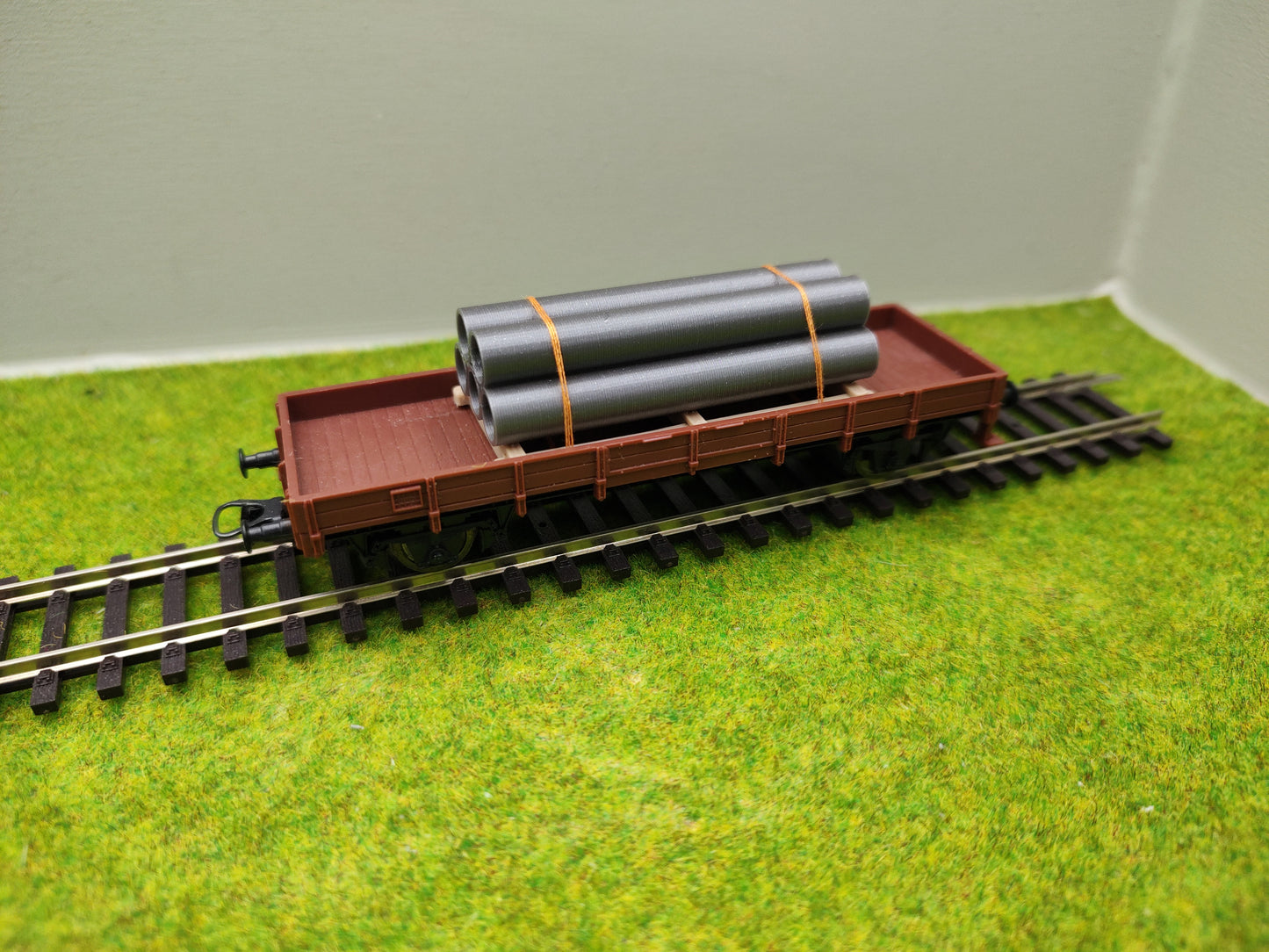 Ladegut H0 - Stahlrohren vergütet auf Palette für Schwerlast- / und Flachwagen