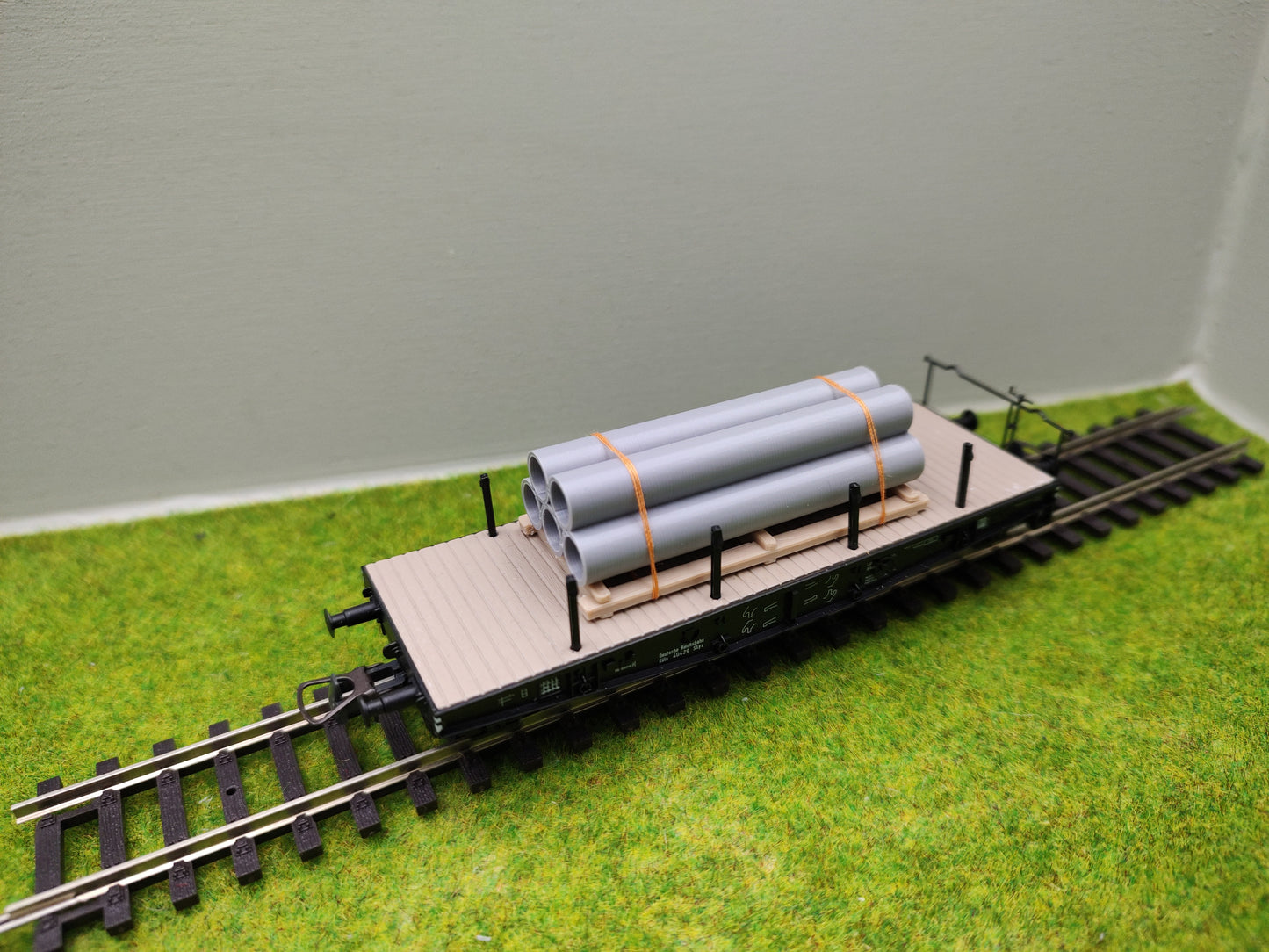 Ladegut H0 - Betonrohren auf Palette für Schwerlast- / und Rungenwagons