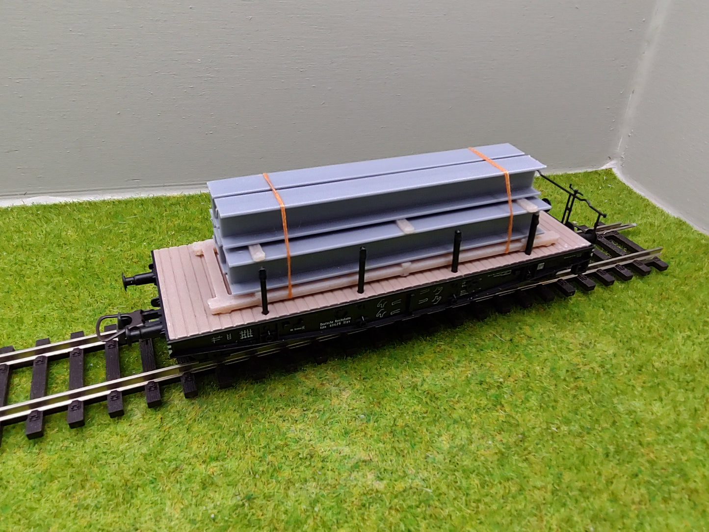 Ladegut H0 - Stahlträger H Profil auf Palette für Schwerlast- / Rungenwagons