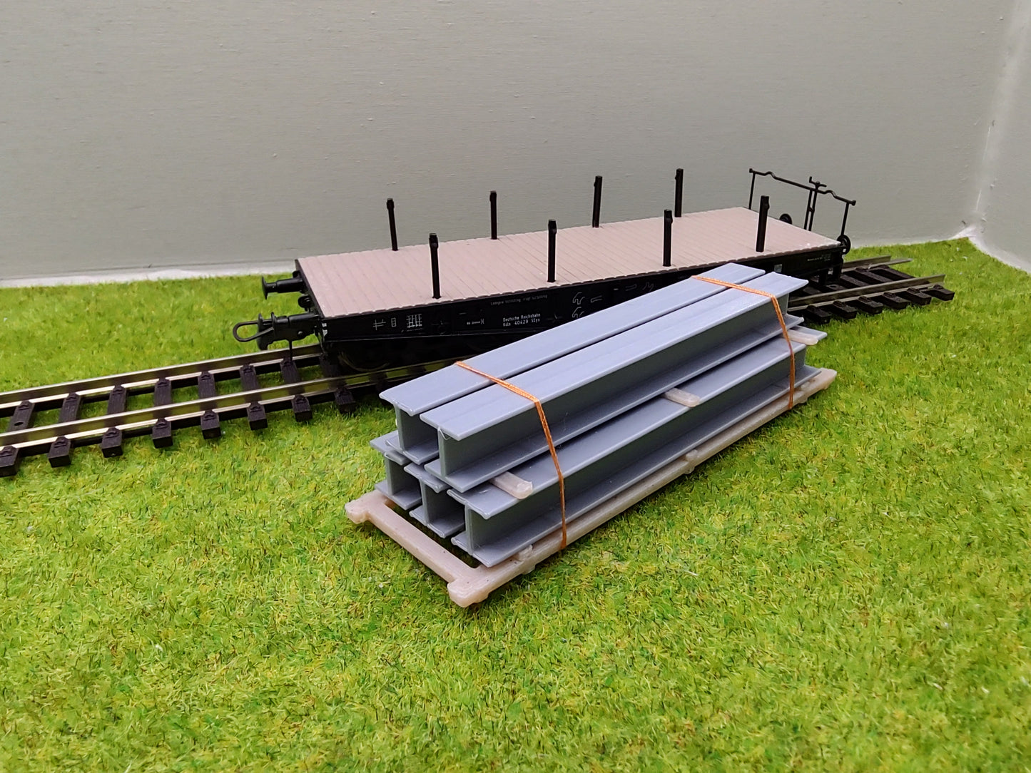 Ladegut H0 - Stahlträger H Profil auf Palette für Schwerlast- / Rungenwagons
