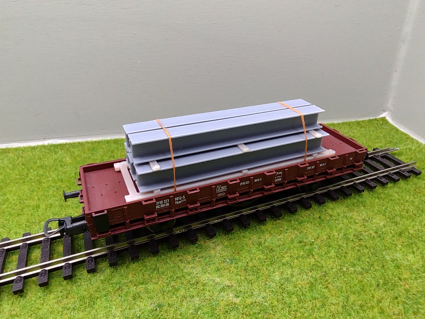 Ladegut H0 - Stahlträger H Profil auf Palette für Schwerlast- / Rungenwagons