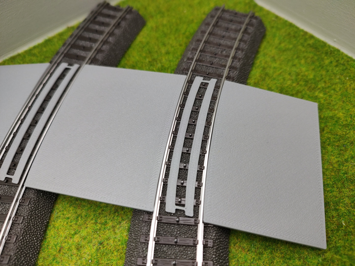Bahnübergang H0 gebogen für Märklin C-Gleis - 58x70 mm - grau
