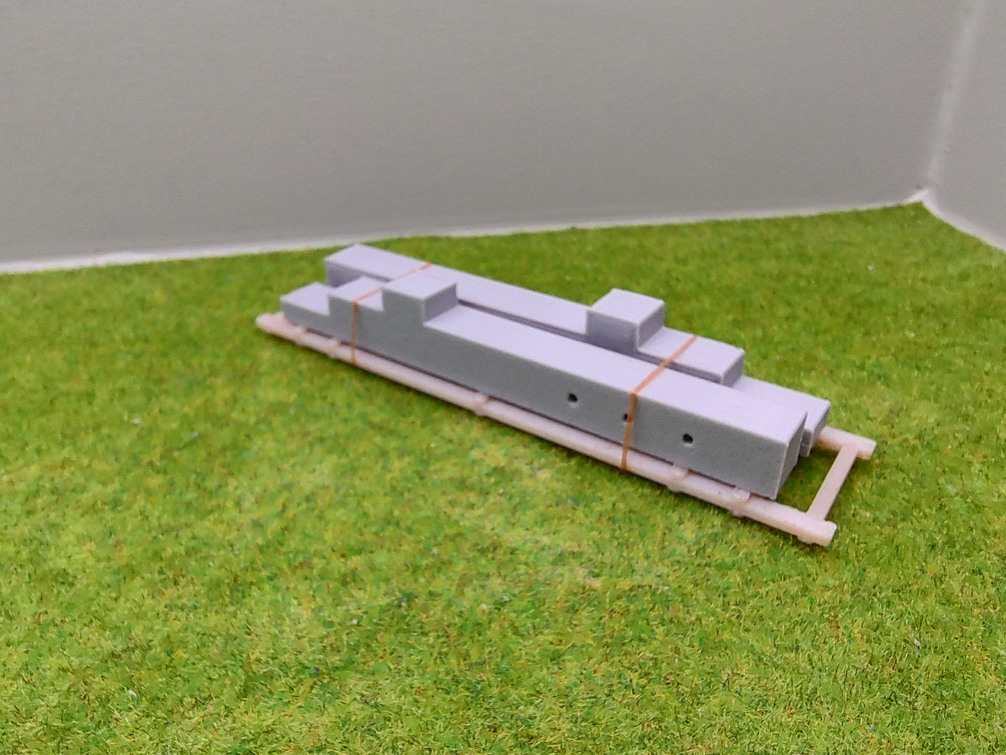 H0 Ladegut - Betonpfeiler auf Palette für Schwerlastwagons oder Flachwagen