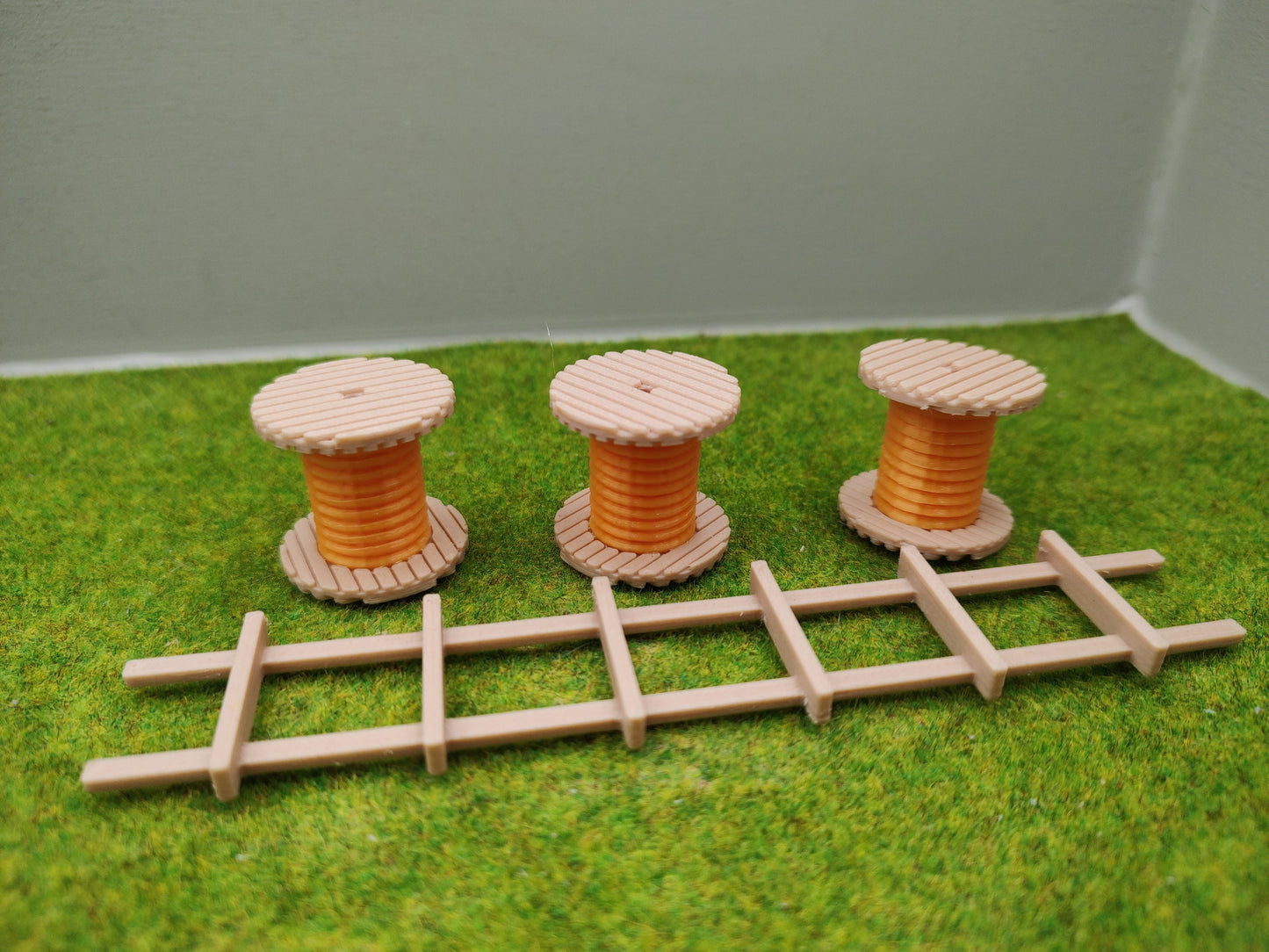 H0 Ladegut, Kabelrollen auf Palette für Schwerlast- und Rungenwagons - orange