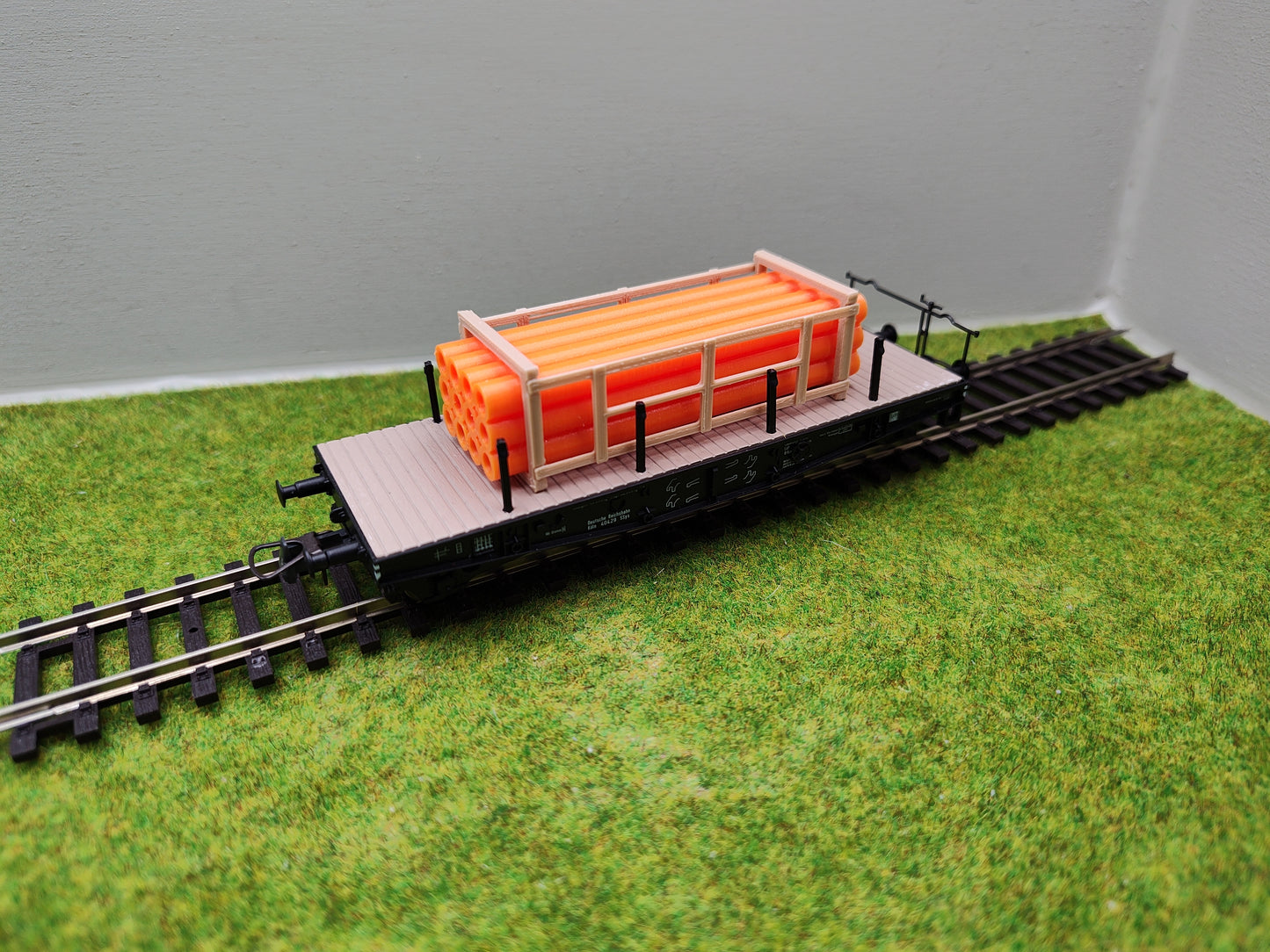 H0 Ladegut - Kanalrohren in einem Holzgestell