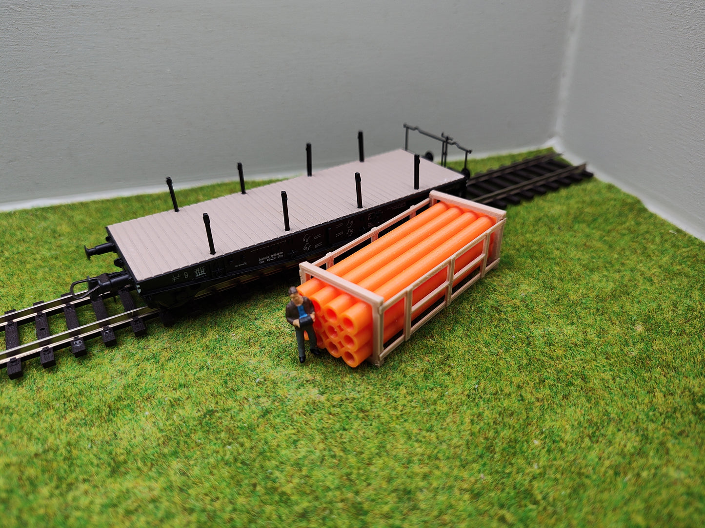 H0 Ladegut - Kanalrohren in einem Holzgestell