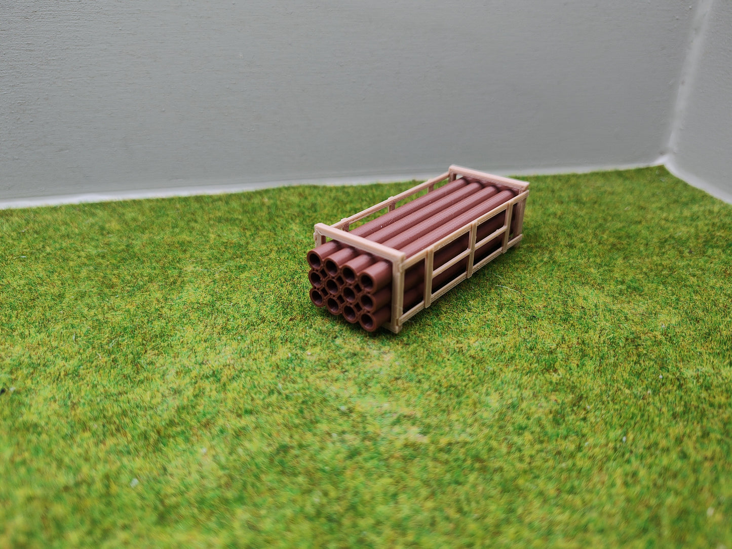 H0 Ladegut - Tonrohren in einem Holzgestell