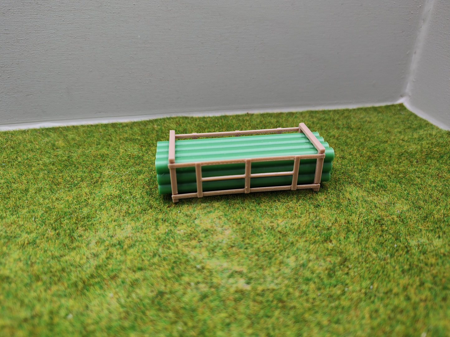 Ladegut H0 - Abwasserrohren in einem Holzgestell