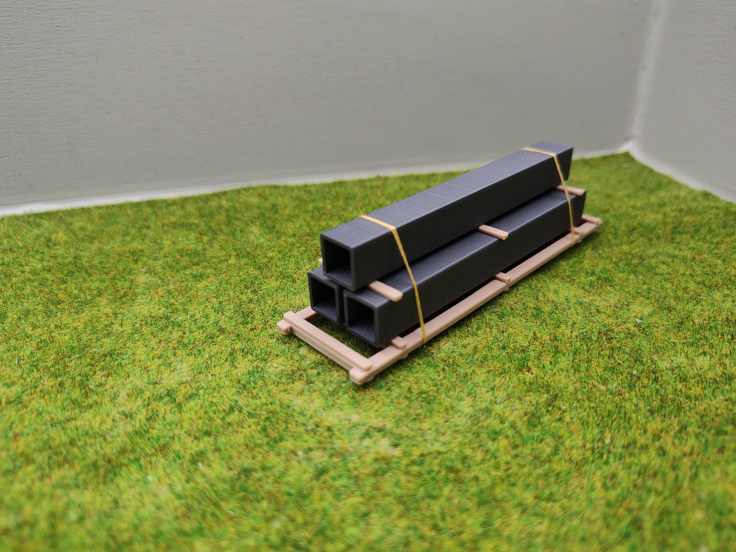 Ladegut H0 - Lüftungsrohren auf Palette für Schwerlast- / Rungenwagons