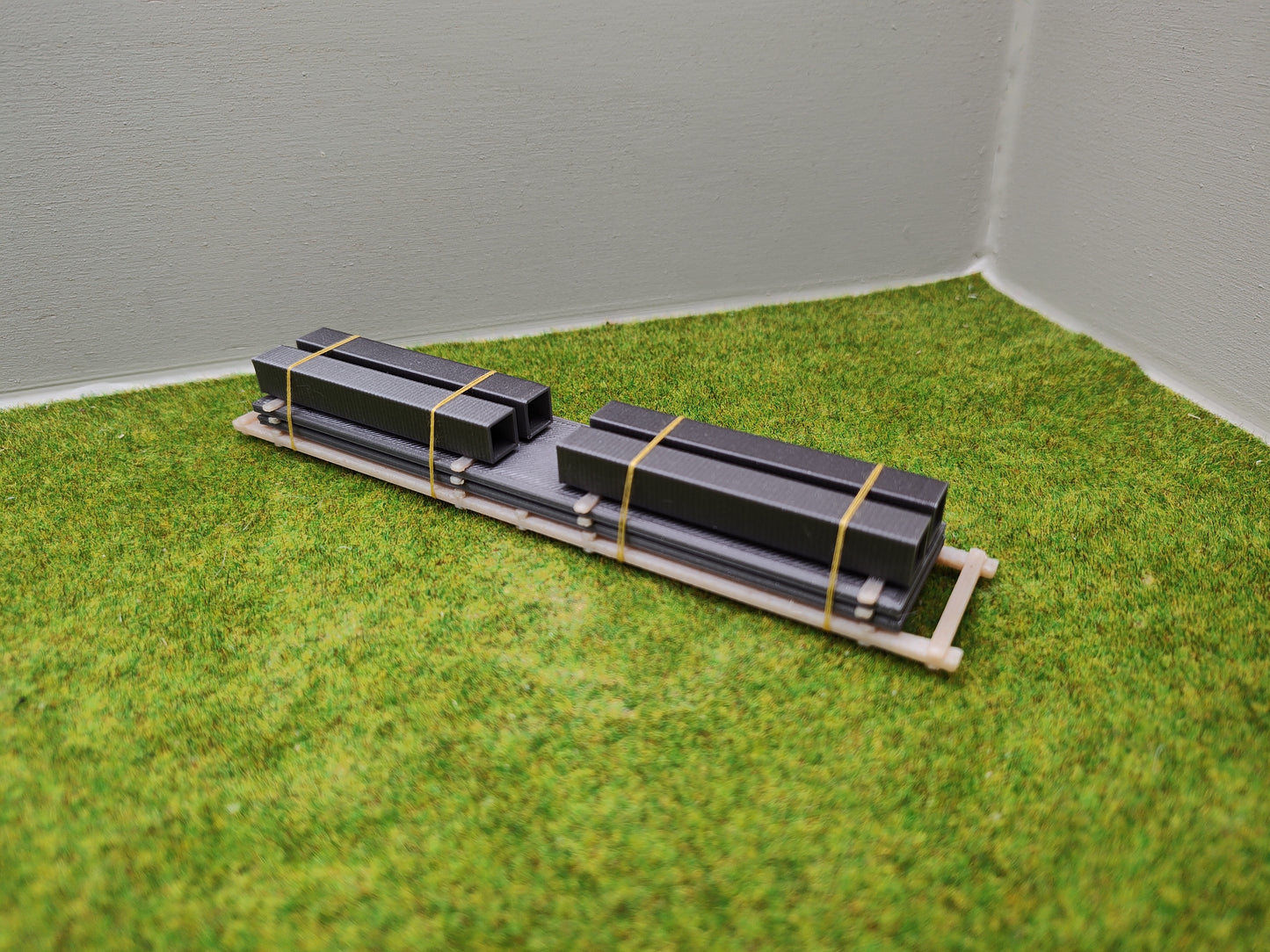 Ladegut H0 - Stahlplatten und Rohren auf Palette für Schwerlastwagons