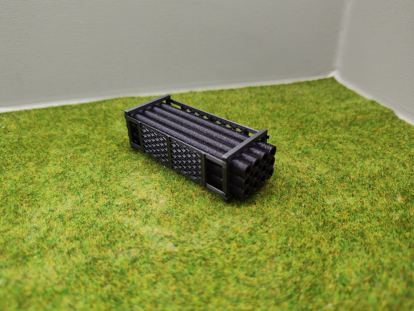 Ladegut H0 - Erdrohren in einem Metallgestell