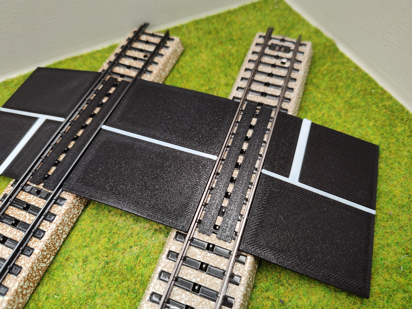 Bahnübergang H0 für Märklin M-Gleis-58x70mm mit Straßenmarkierung