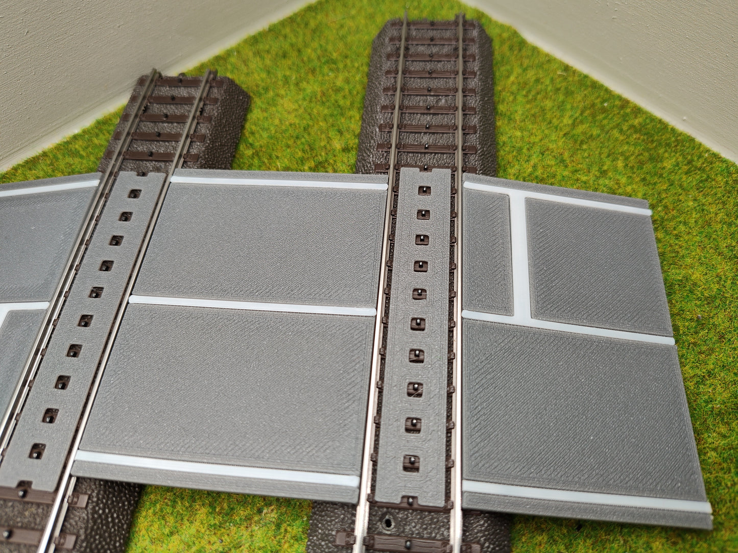 H0 Bahnübergang für Märklin C-Gleis-58x80mm mit Straßenmarkierung
