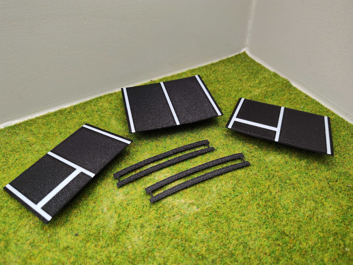 H0 Bahnübergang für Märklin C-Gleis-58x70 mit Straßenmarkierung - schwarz