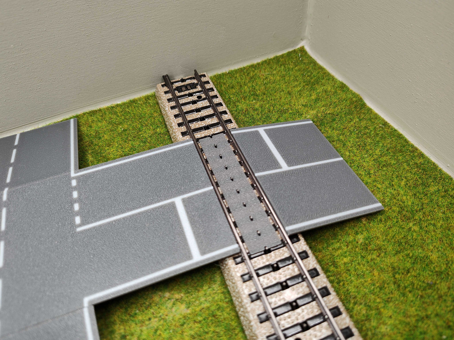 H0 Bahnübergang für Märklin M-Gleis-122x66mm Kreuzung mit Straßenmarkierung