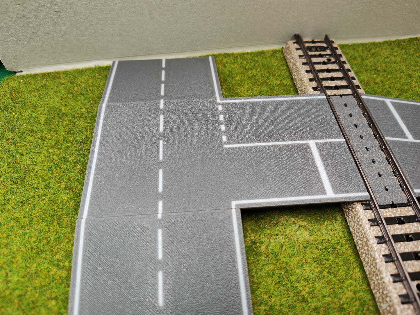 H0 Bahnübergang für Märklin M-Gleis-122x66mm Kreuzung mit Straßenmarkierung