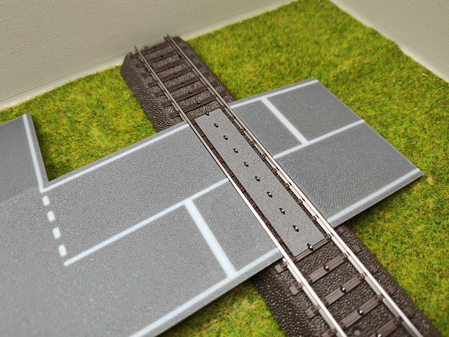 H0 Bahnübergang für Märklin C-Gleis-122x66mm Kreuzung mit Straßenmarkierung