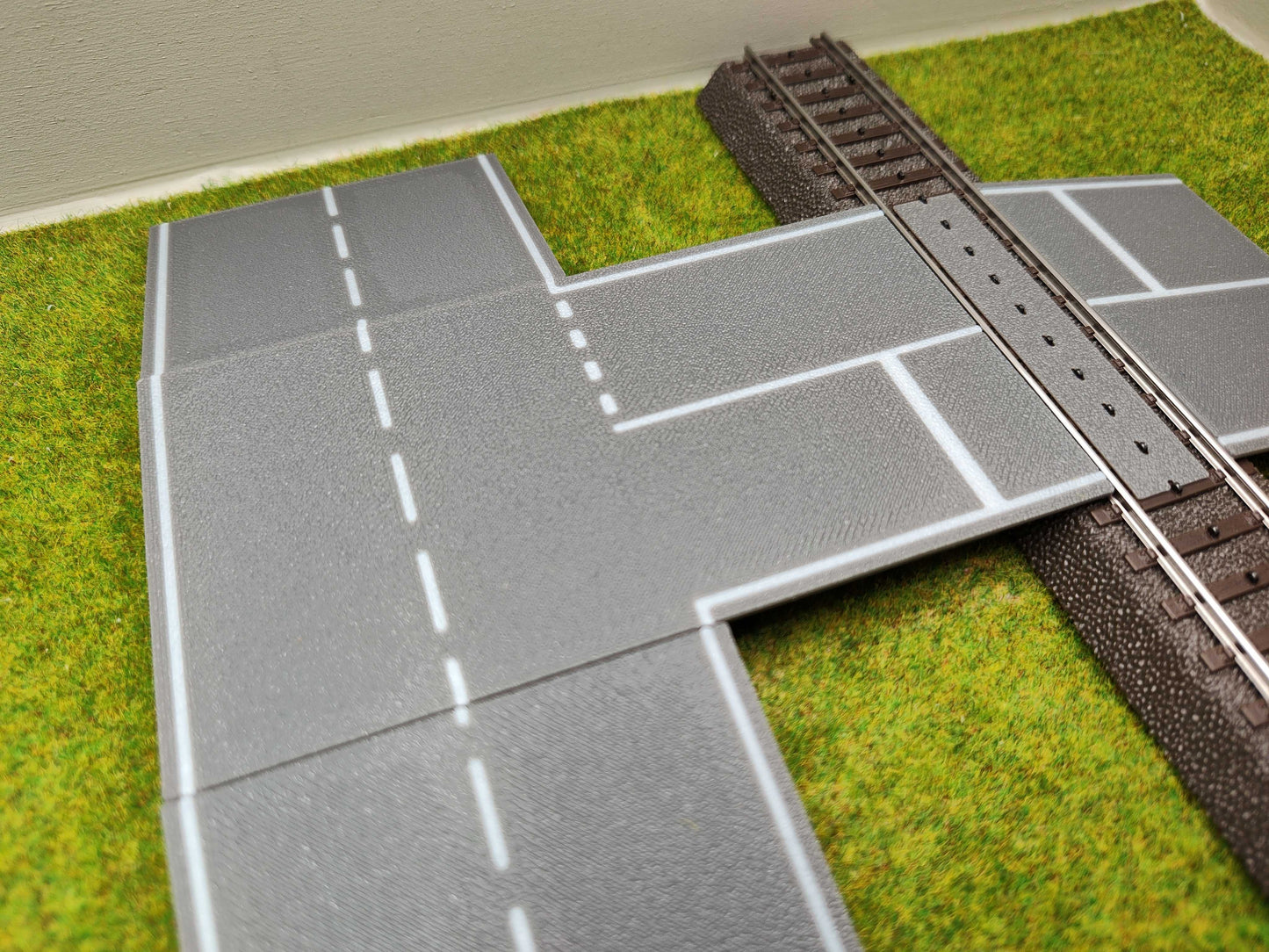 H0 Bahnübergang für Märklin C-Gleis-122x66mm Kreuzung mit Straßenmarkierung