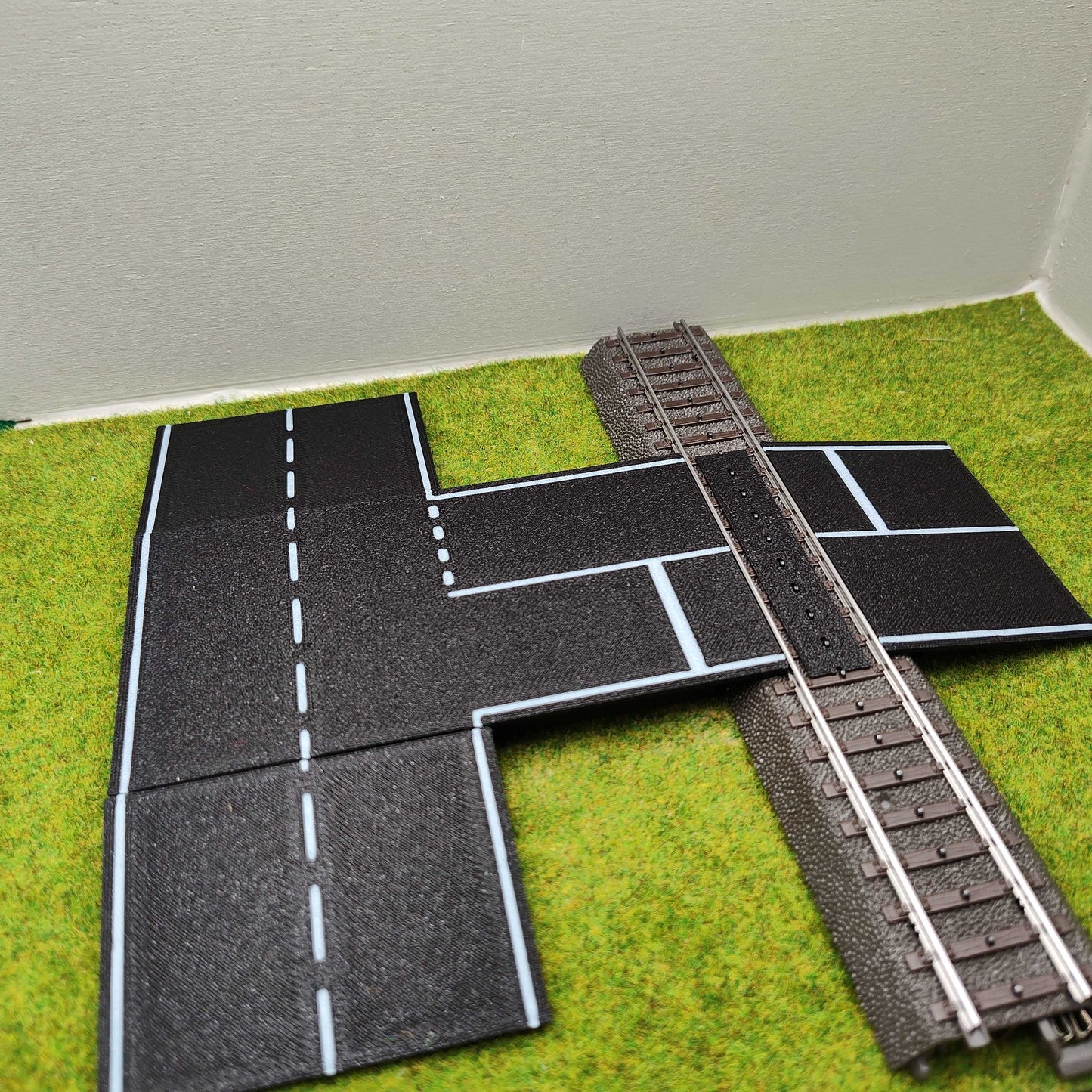 H0 Bahnübergang - Märklin C-Gleis-122x66mm Kreuzung mit Straßenmarkierung