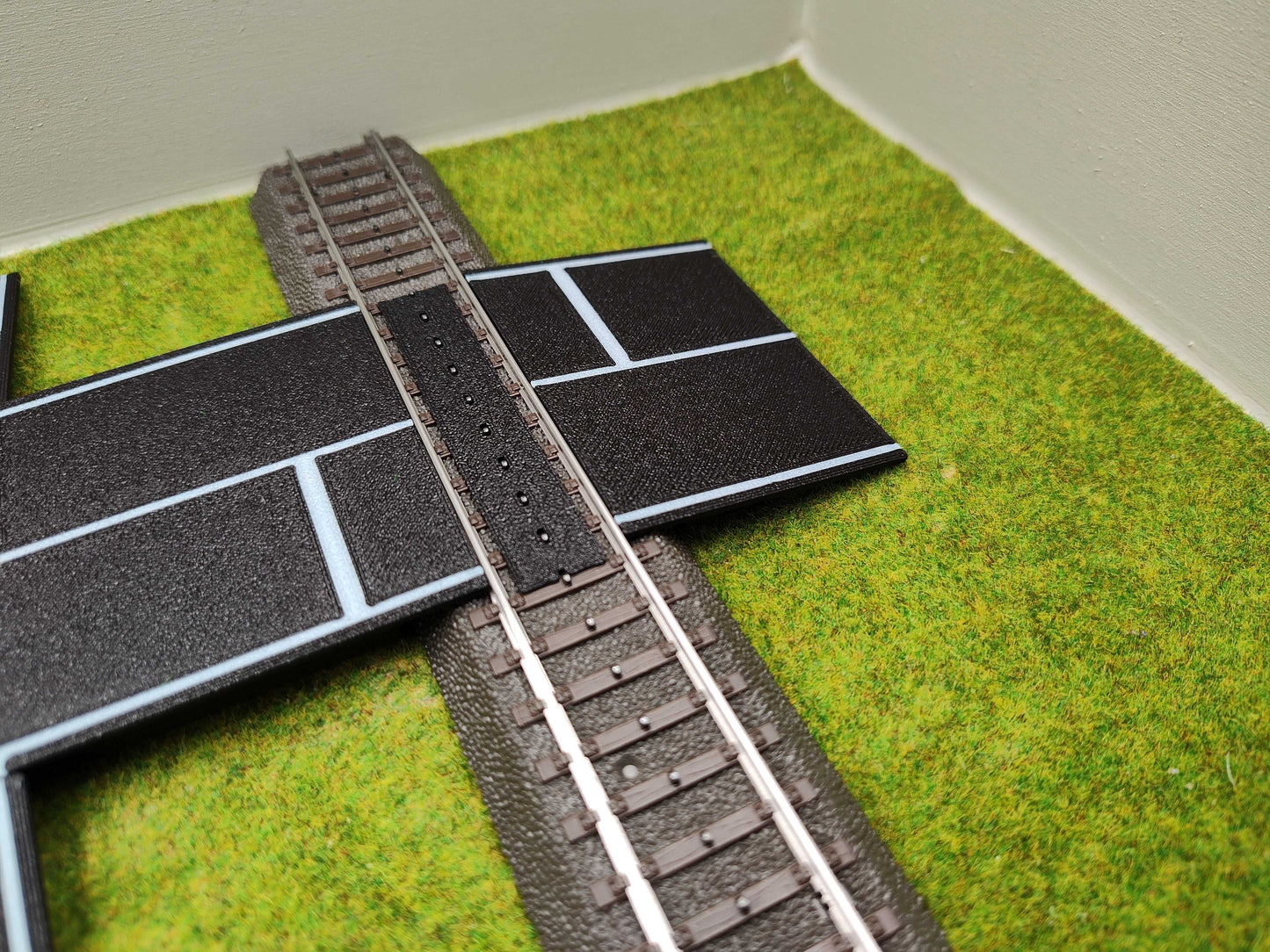 H0 Bahnübergang - Märklin C-Gleis-122x66mm Kreuzung mit Straßenmarkierung