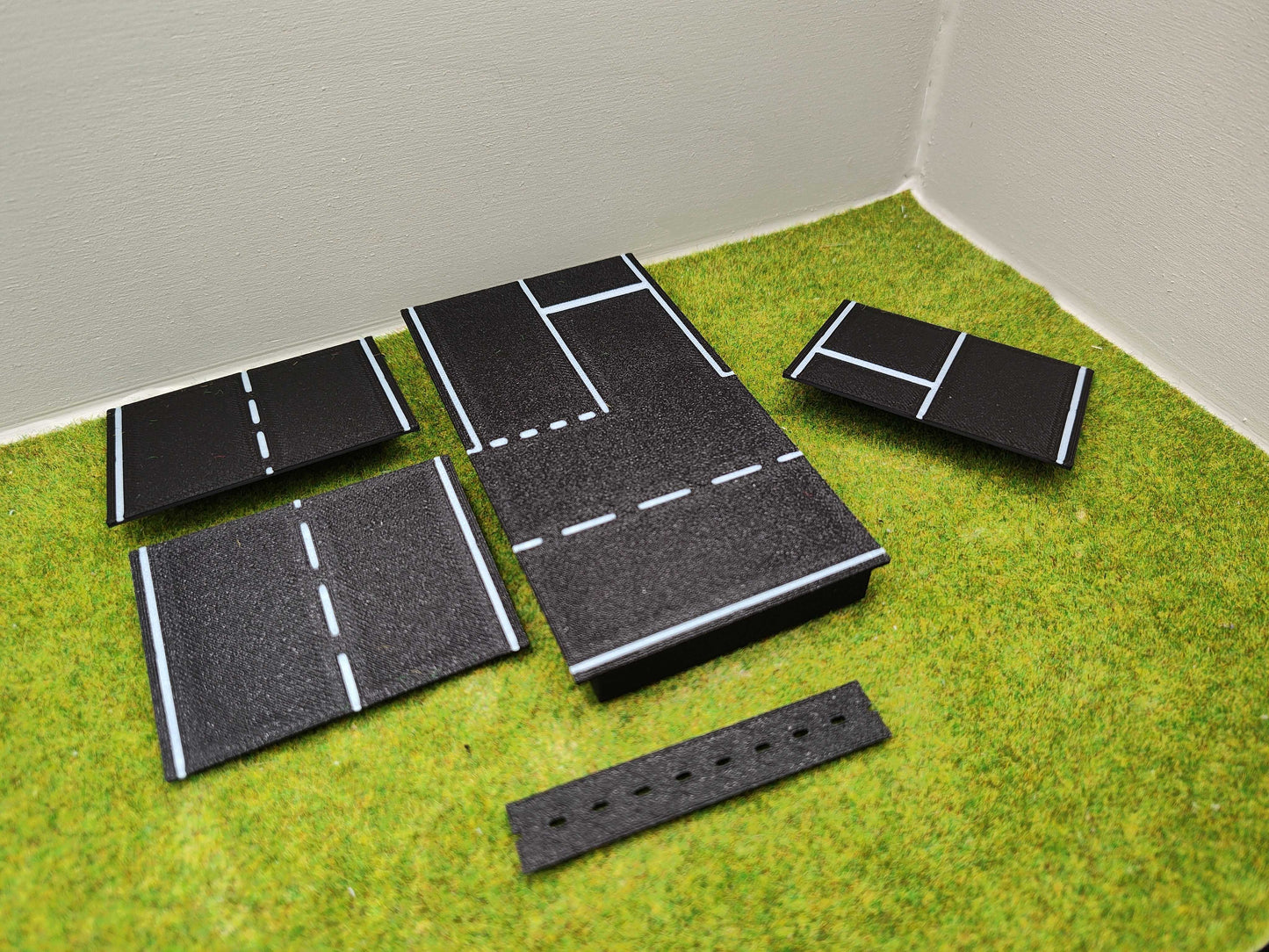 H0 Bahnübergang - Märklin C-Gleis-122x66mm Kreuzung mit Straßenmarkierung