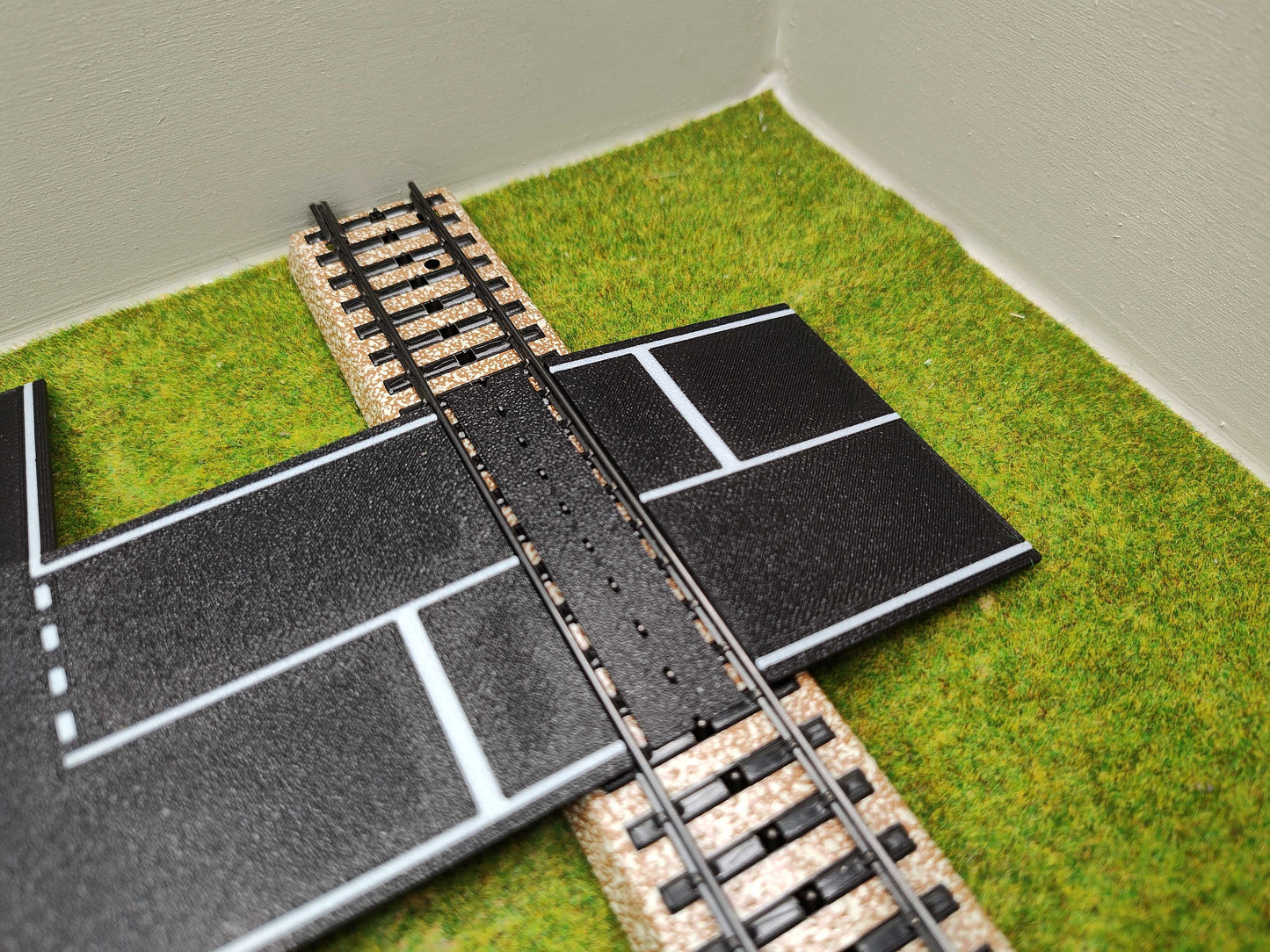 H0 Bahnübergang für Märklin M-Gleis-122x66mm Kreuzung mit Straßenmarkierung