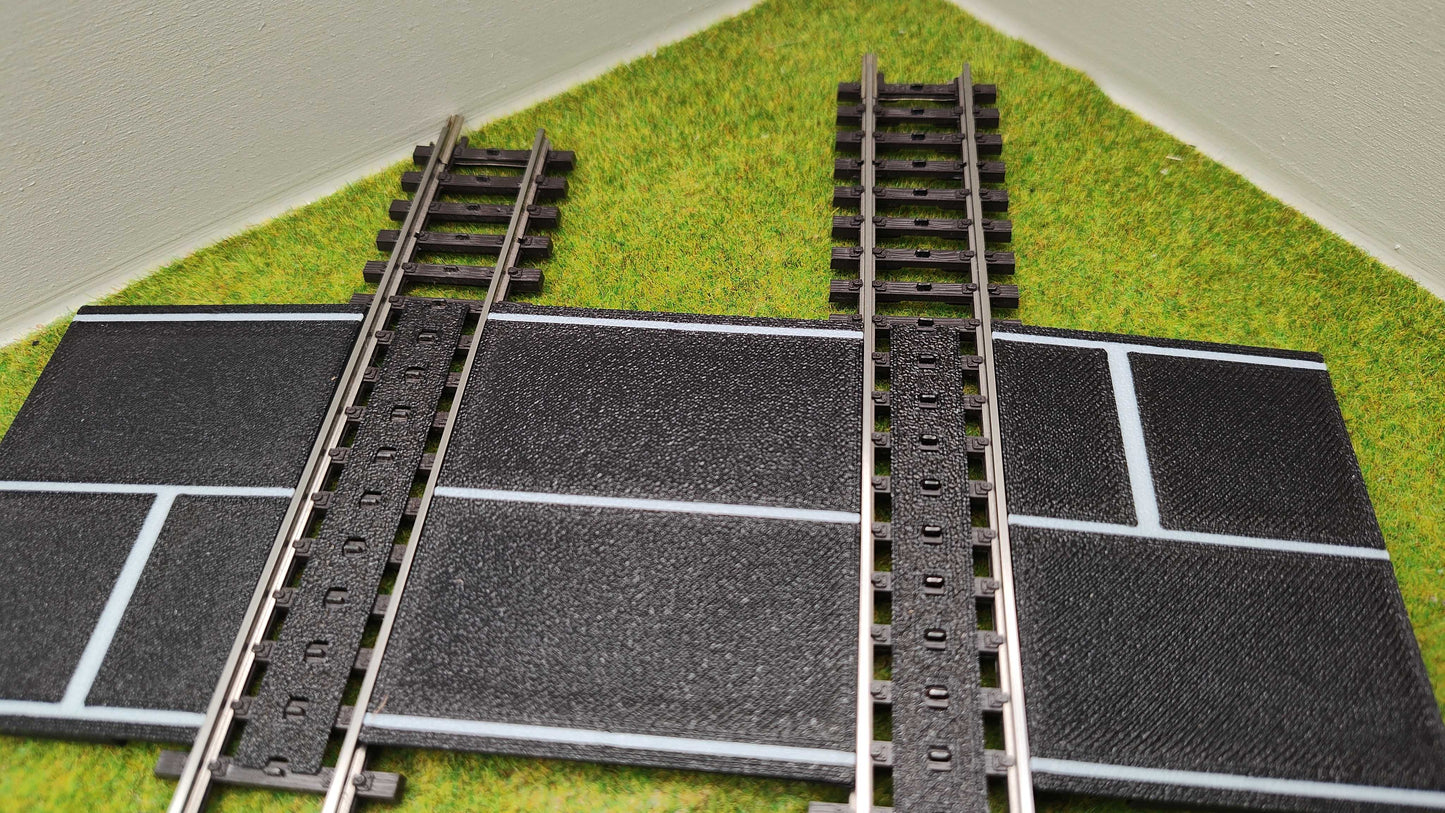 H0 Bahnübergang für Märklin K-Gleis-58x70mm - mit Straßenmarkierung