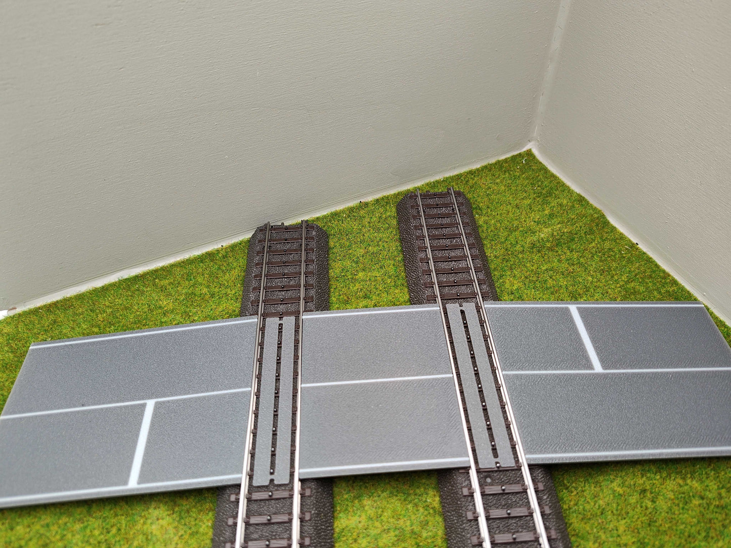 H0 Bahnübergang für das Märklin C-Gleis- P 58x100x70 mit Straßenmarkierung