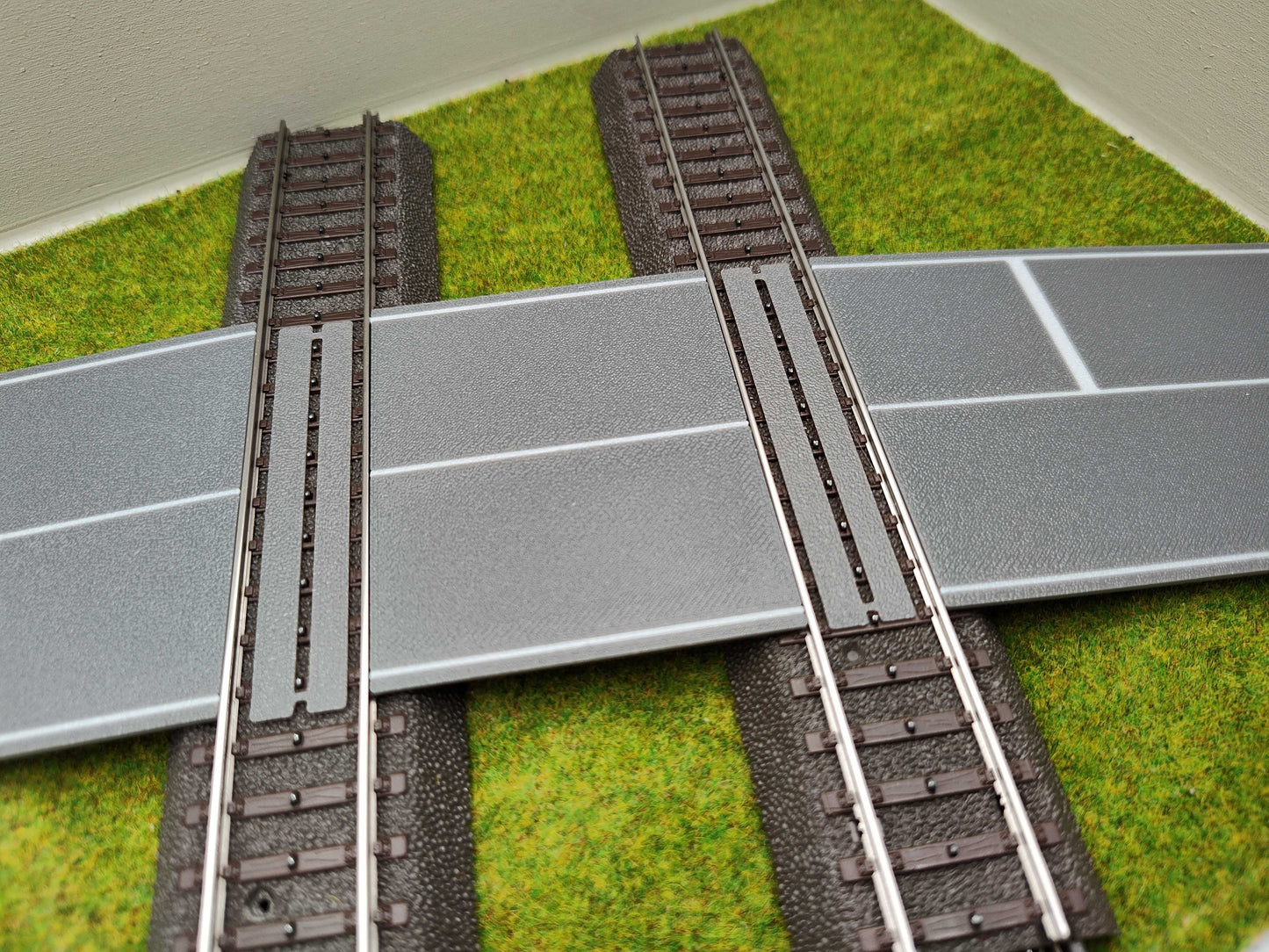 H0 Bahnübergang für das Märklin C-Gleis- P 58x100x70 mit Straßenmarkierung