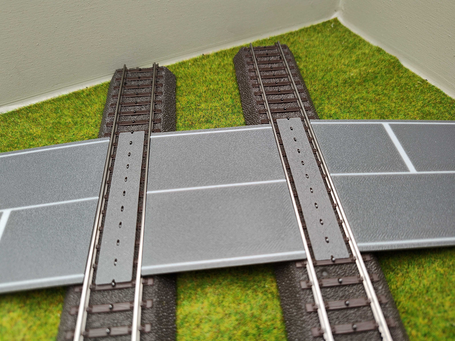 H0 Bahnübergang für das Märklin C-Gleis- P 58x100x70 mit Straßenmarkierung