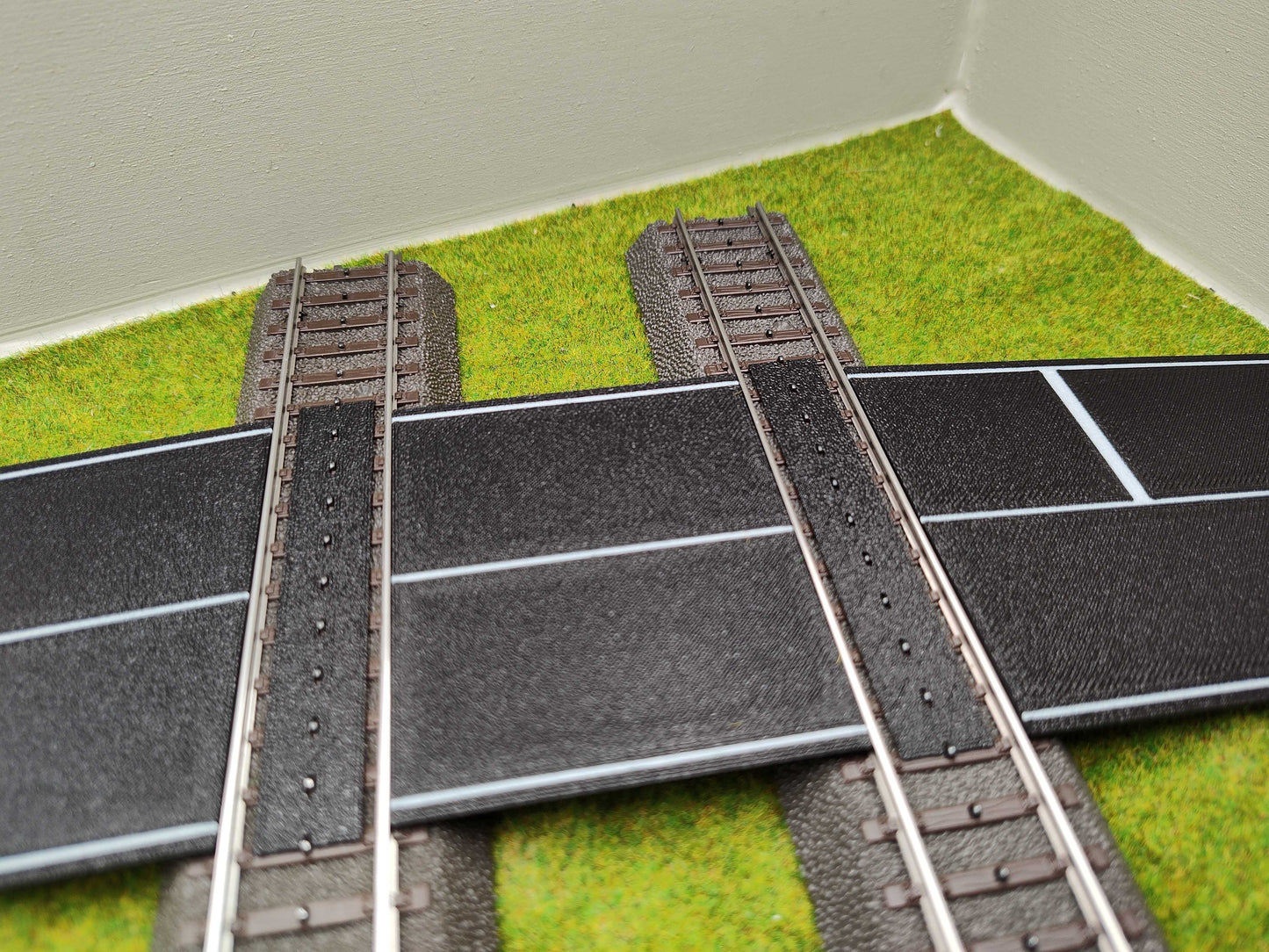 H0 Bahnübergang für Märklin C-Gleis- P 58x100x70 mit Straßenmarkierung