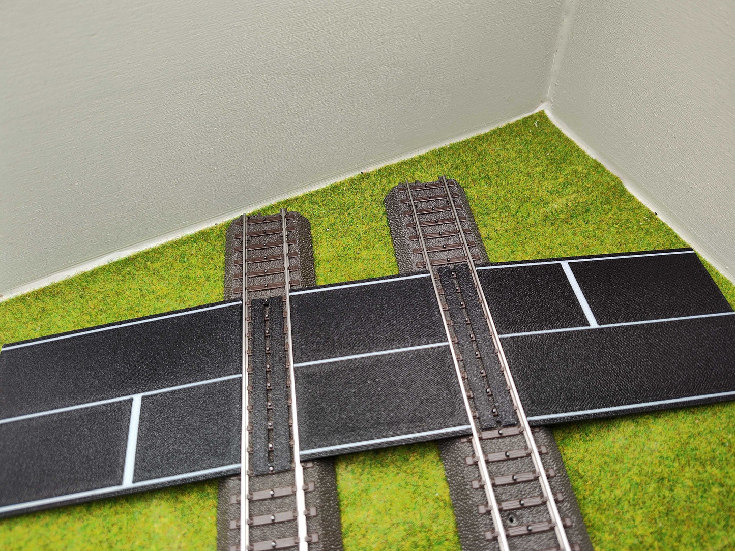 H0 Bahnübergang für Märklin C-Gleis- P 58x100x70 mit Straßenmarkierung