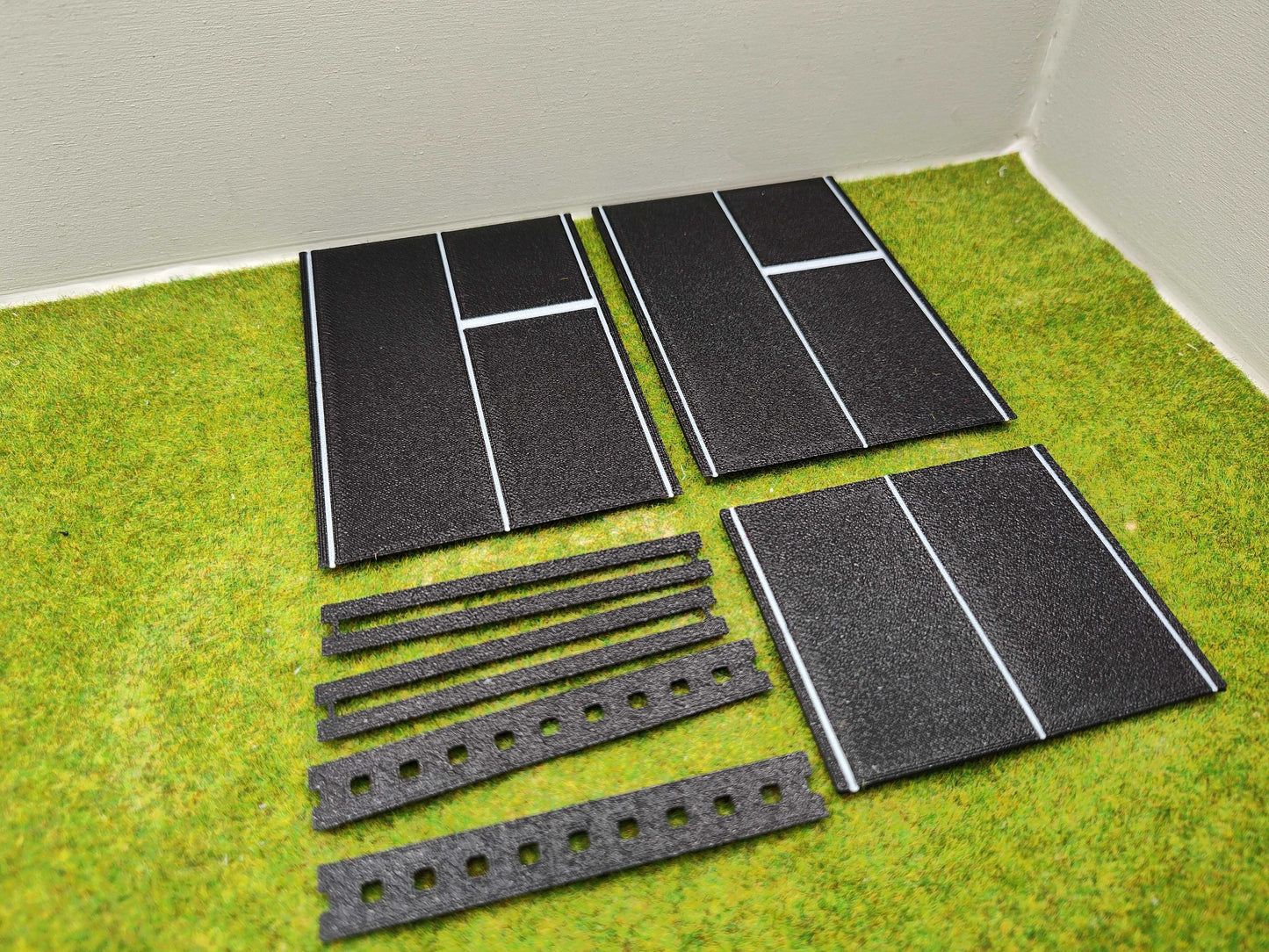 H0 Bahnübergang für Märklin K-Gleis- P 58x100x70 mit Straßenmarkierung