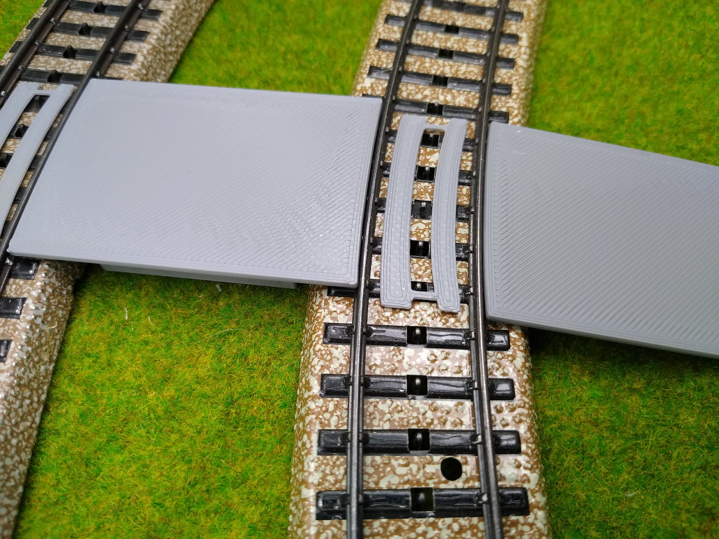 Bahnübergang H0 gebogen für Märklin M-Gleis - 58x40 mm - grau