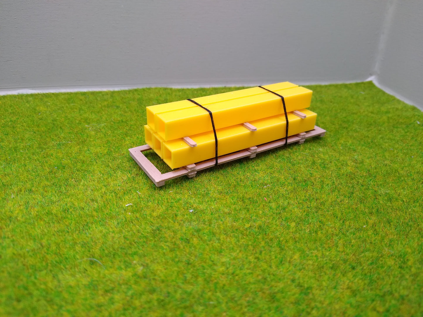 Ladegut H0 - Lüftungsrohre auf Palette für Schwerlast- / Rungenwagons