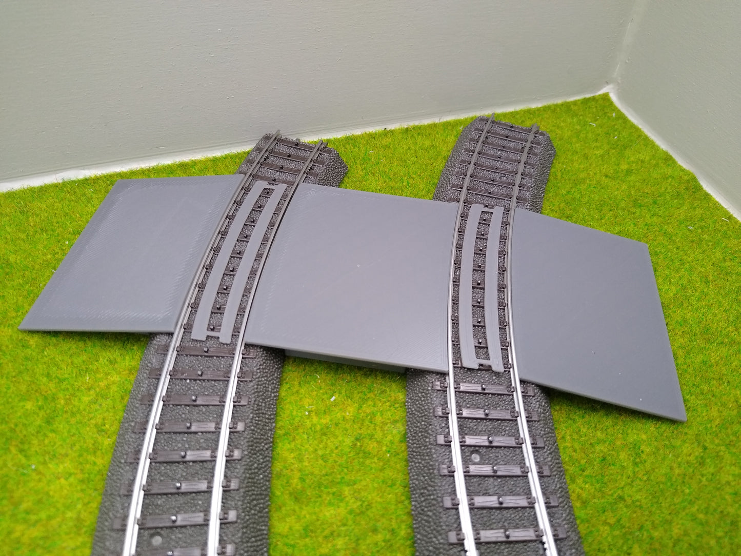 Bahnübergang H0 gebogen für Märklin C-Gleis - 58x70 mm - grau