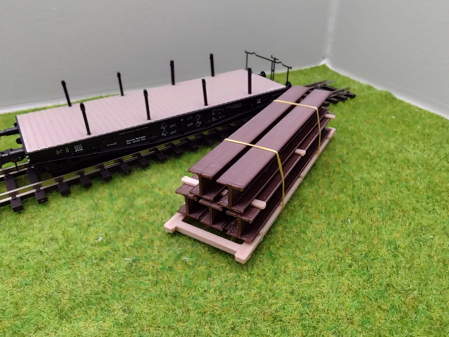 Ladegut H0 - Stahlträger H Profil auf Palette für Schwerlast- / Rungenwagons