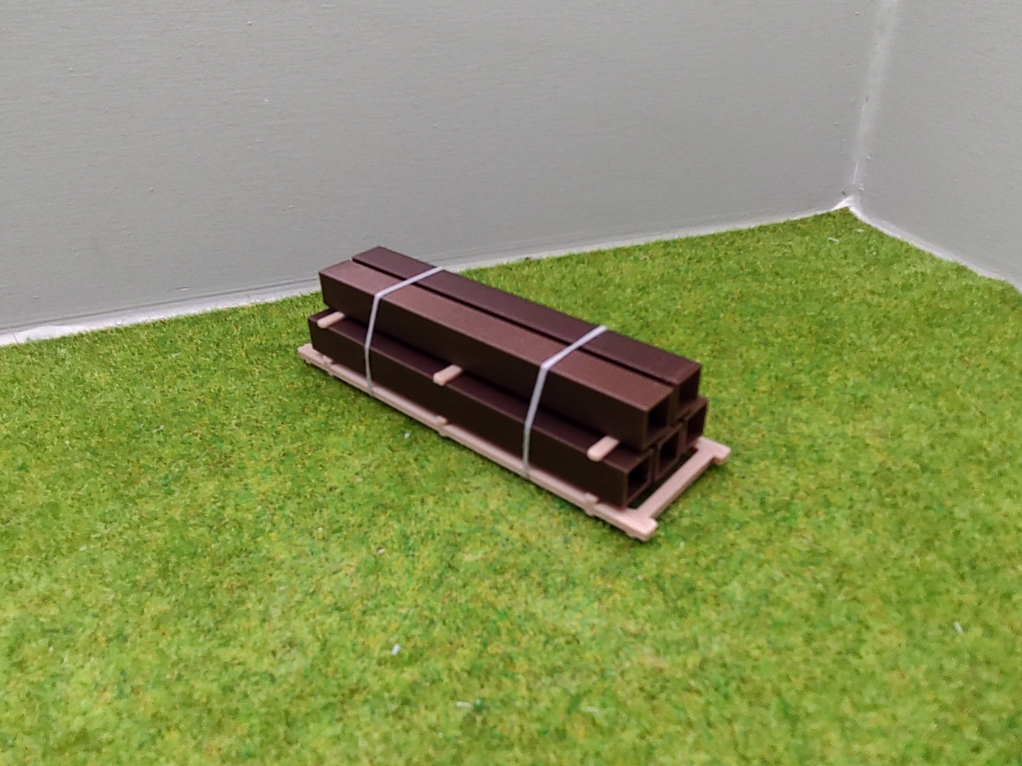 Ladegut H0 - Lüftungsrohre auf Palette für Schwerlast- / Rungenwagons