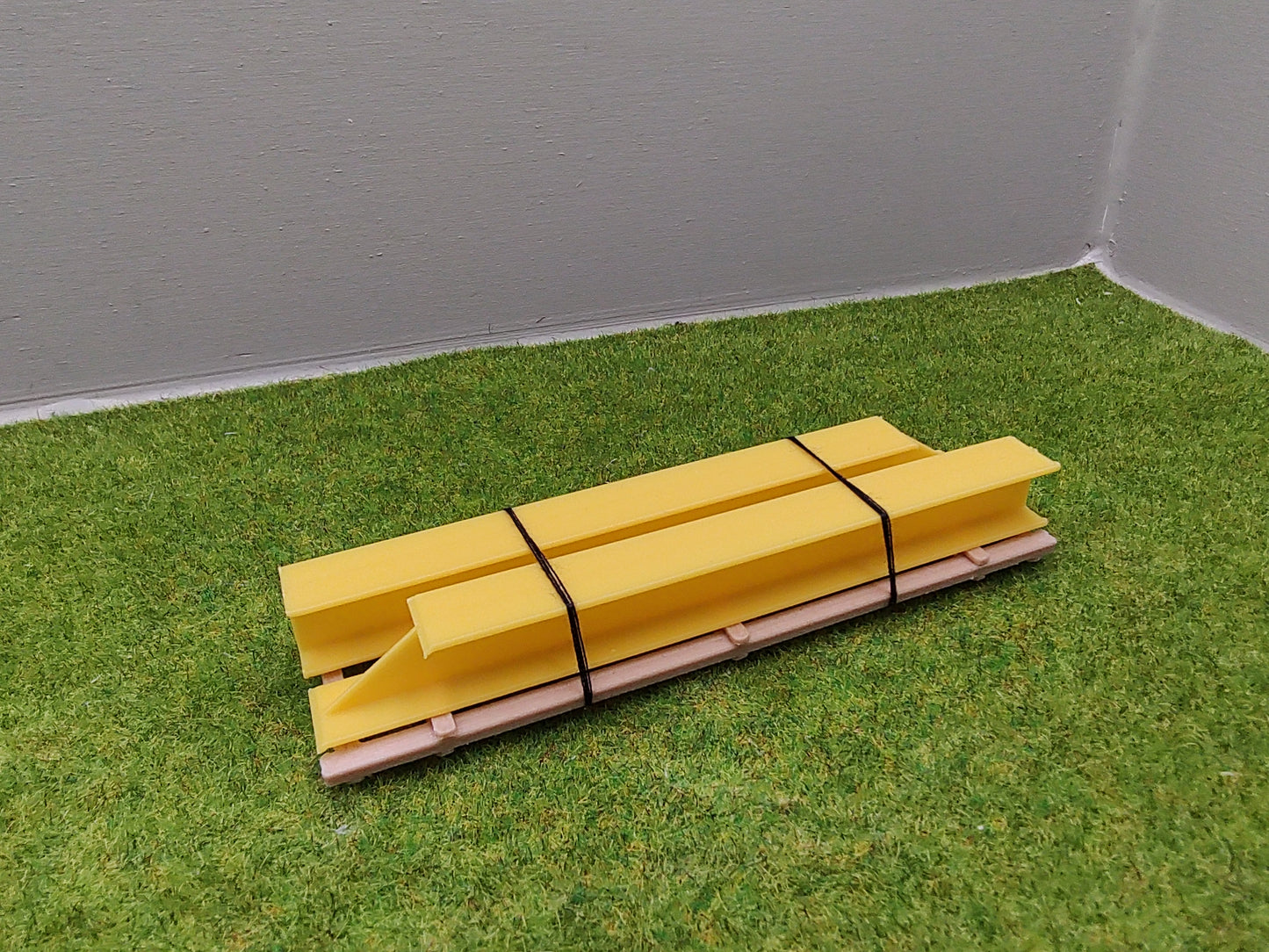 Ladegut H0 - Konstruktionsträger auf Palette für Schwerlast- / Rungenwagons