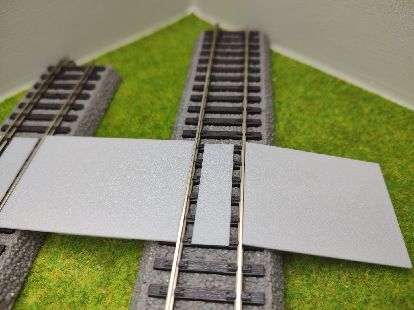 Bahnübergang H0 für Piko A Gleis mit Gleisbett -58x40mm - grau