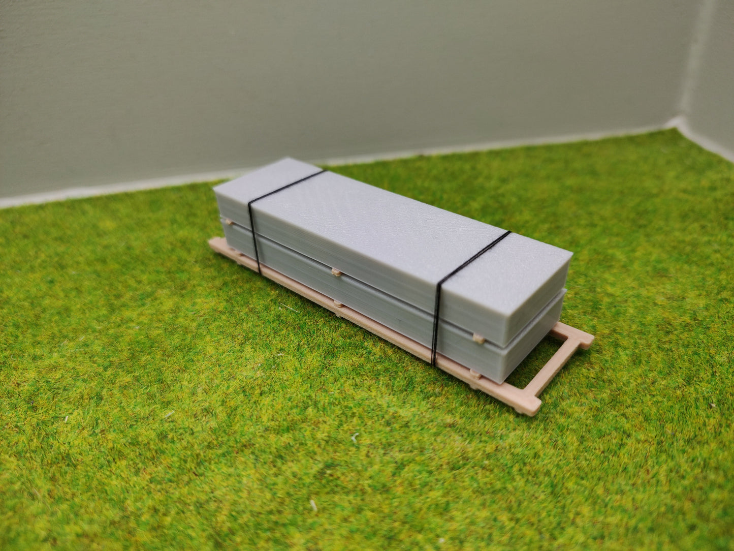 Ladegut H0 - Beton Brückenträger auf Palette für Schwerlast- / Rungenwagons