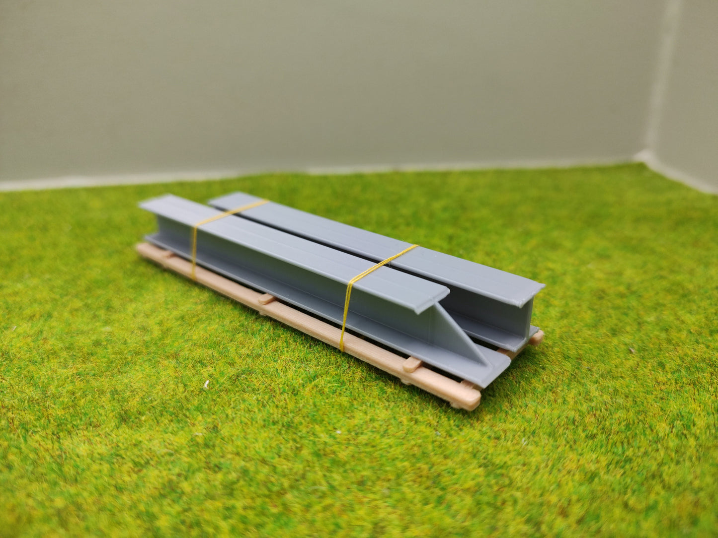 Ladegut H0 - Konstruktionsträger auf Palette für Schwerlast- / Rungenwagons