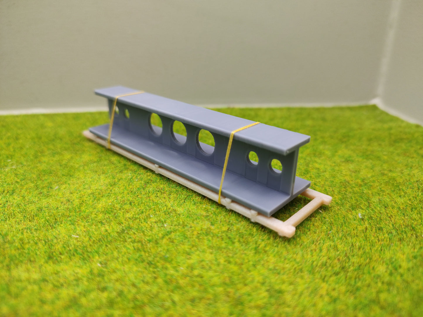 Ladegut H0 - Hallenträger auf Palette für Schwerlast- / Rungenwagons