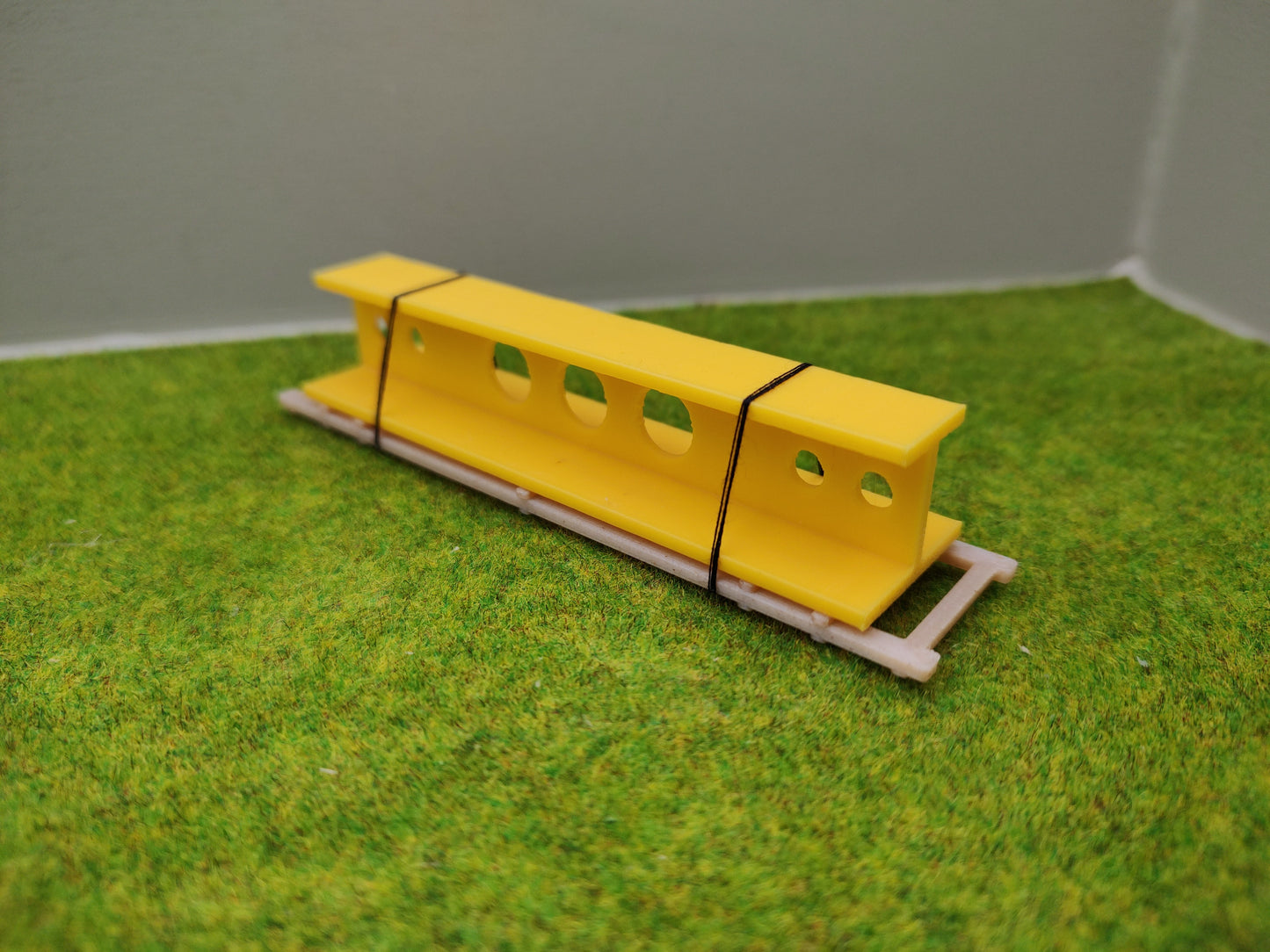 Ladegut H0 - Hallenträger auf Palette für Schwerlast- / Rungenwagons