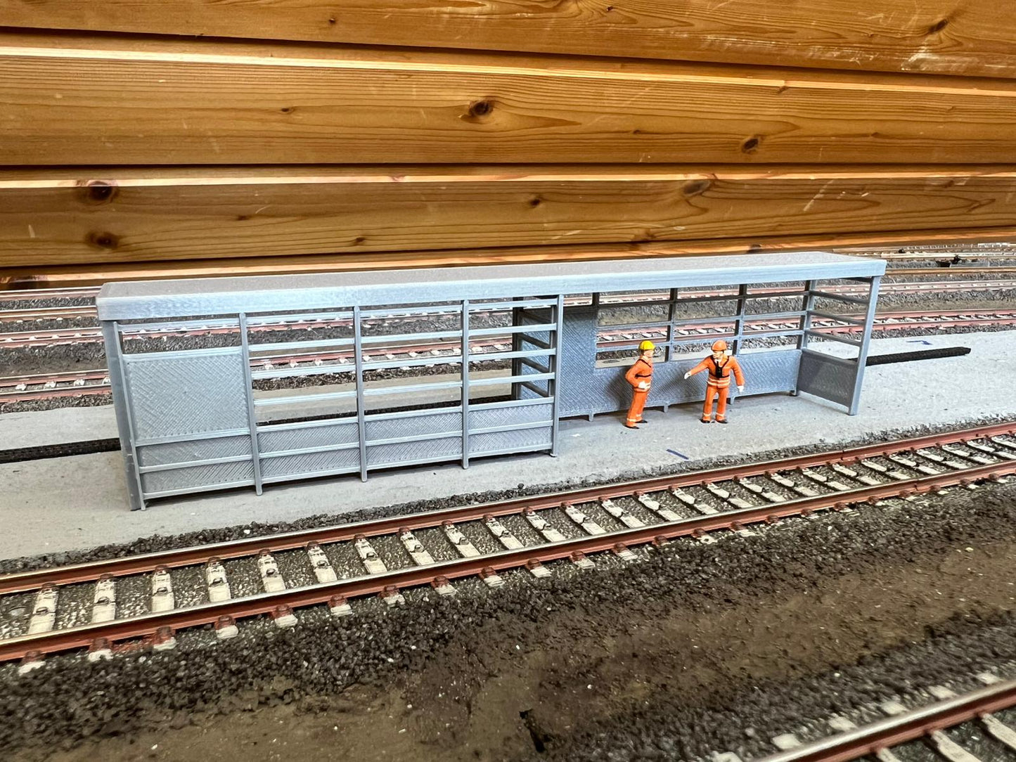 H0 Zubehör - Bahnhofwartehäuschen für den Bahnsteig oder im Bahnhof