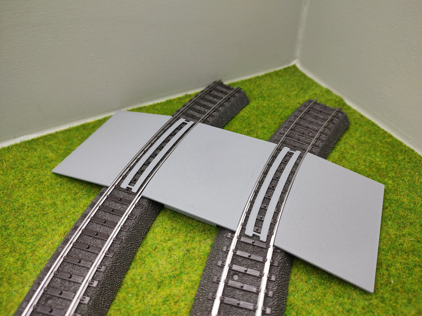 Bahnübergang H0 gebogen für Märklin C-Gleis - 58x70 mm - grau