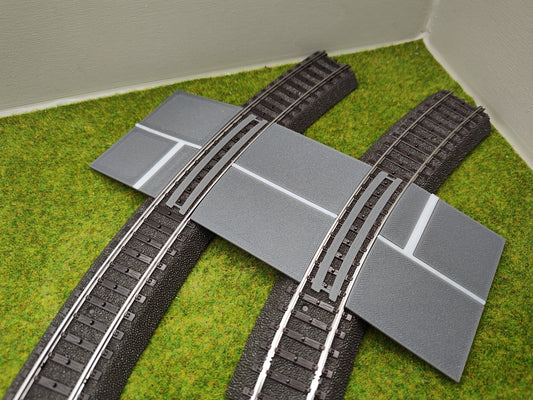 H0 Bahnübergang für Märklin C-Gleis-58x70 mit Straßenmarkierung gebogen