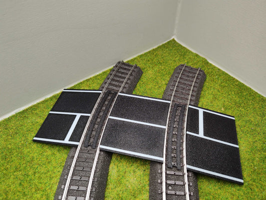 H0 Bahnübergang für Märklin C-Gleis-58x70 mit Straßenmarkierung - schwarz