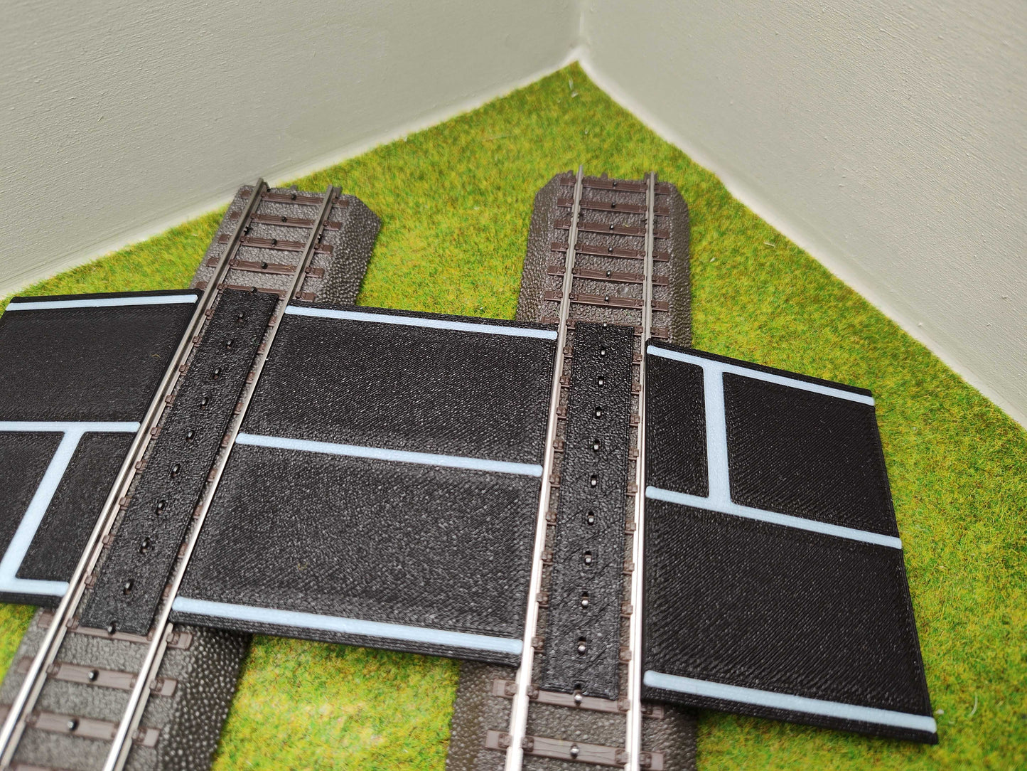 H0 Bahnübergang für Märklin C-Gleis-58x70mm mit Straßenmarkierung